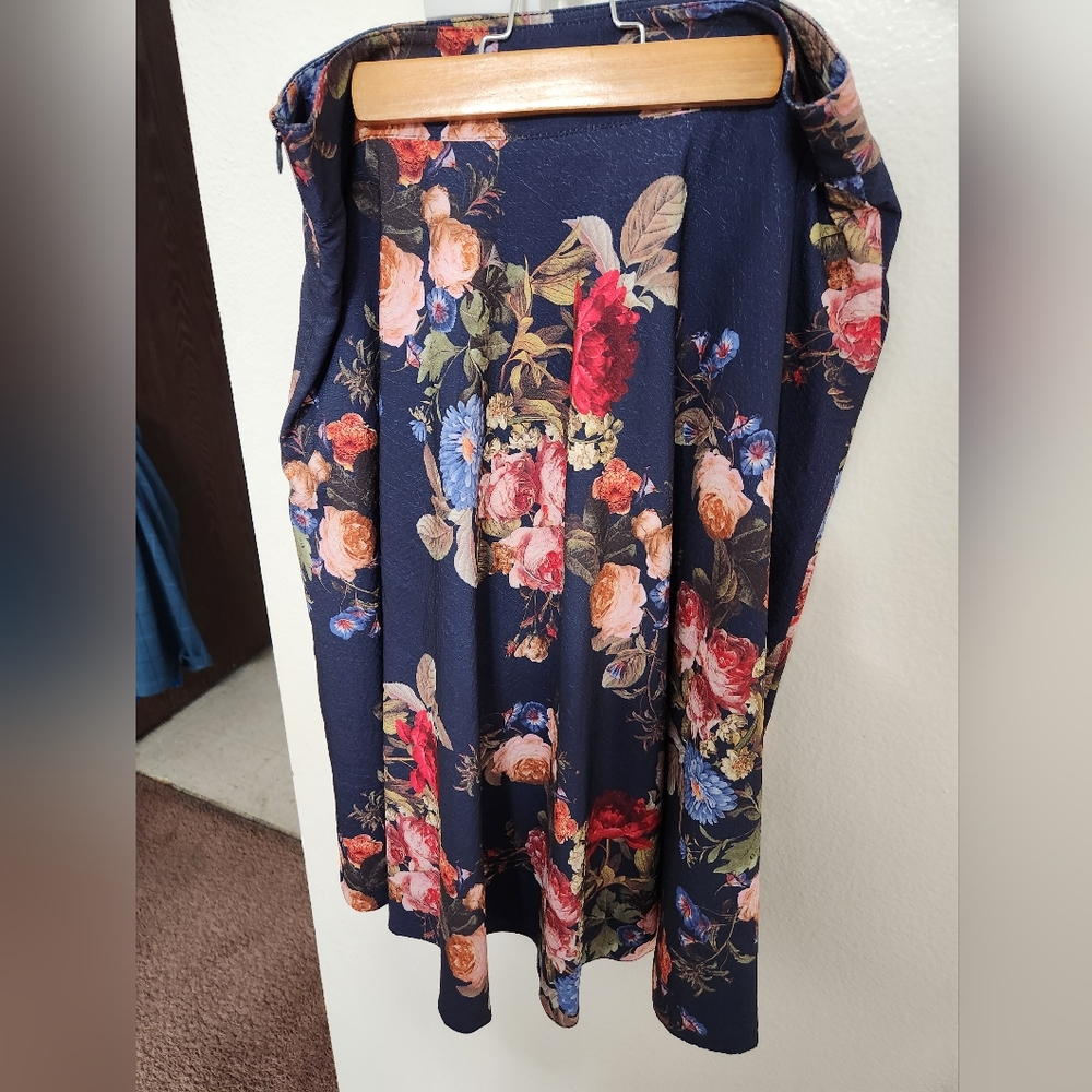 Guzella Blue Floral Skirt US Size 12 NWT.